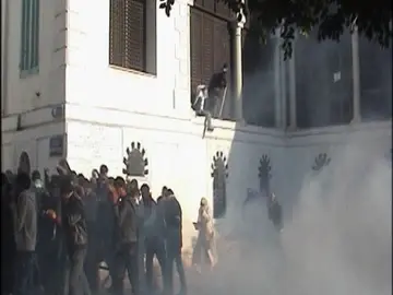 En Túnez la policía dispersa con gases lacrimógenos a los manifestantes En Túnez la policía dispersa con gases lacrimógenos a los manifestantes