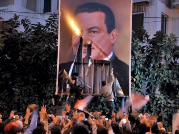 Manifestantes queman una foto de Mubarak 