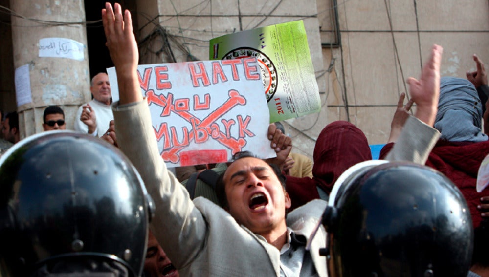 Manifestantes y policía se enfrentan en Egipto