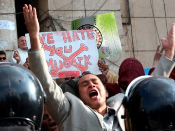 Manifestantes y policía se enfrentan en Egipto