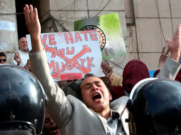 Manifestantes y policía se enfrentan en Egipto Manifestantes y policía se enfrentan en Egipto
