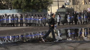 Policías anti disturbios crean una barrera