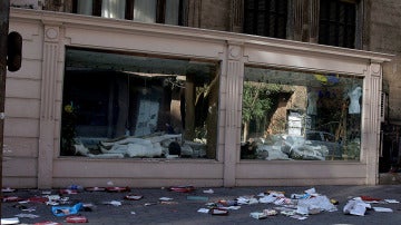 Destrozos en un escaparate en El Cairo