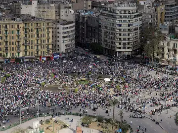 Los egipcios se lanzan a las calles Los egipcios se lanzan a las calles