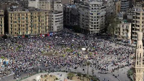 Los egipcios se lanzan a las calles Los egipcios se lanzan a las calles