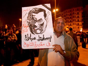 Un hombre muestra un retrato de Hosni Mubarak