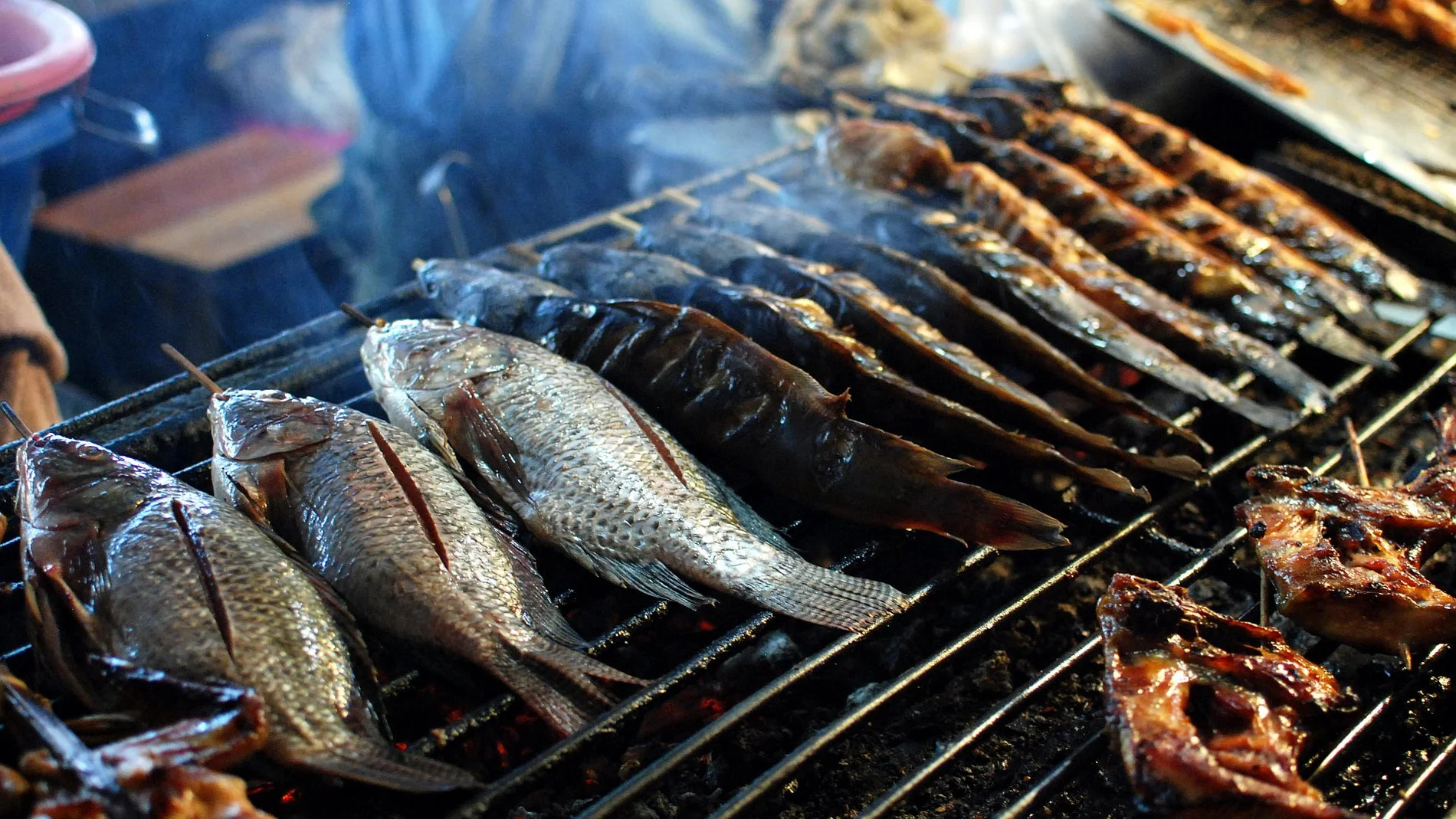 Pescados cocinándose en la parrilla Pescados cocinándose en la parrilla