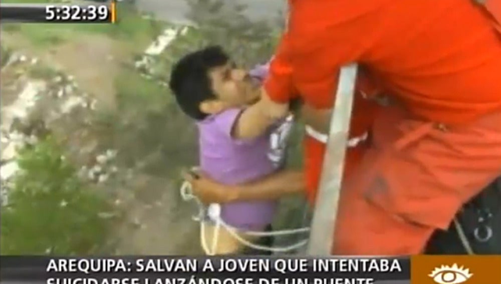 Intento de suicidio desde un puente