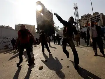 Enfrentamiento en la plaza Tahrir Enfrentamiento en la plaza Tahrir