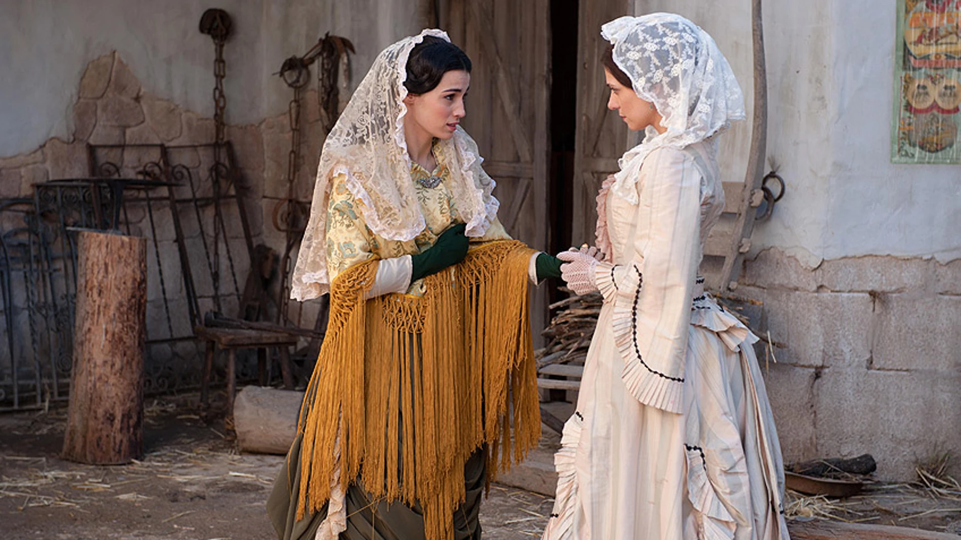 Eugenia y Margarita conversando en la plaza del pueblo