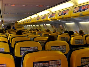 Interior de un avión de Ryanair