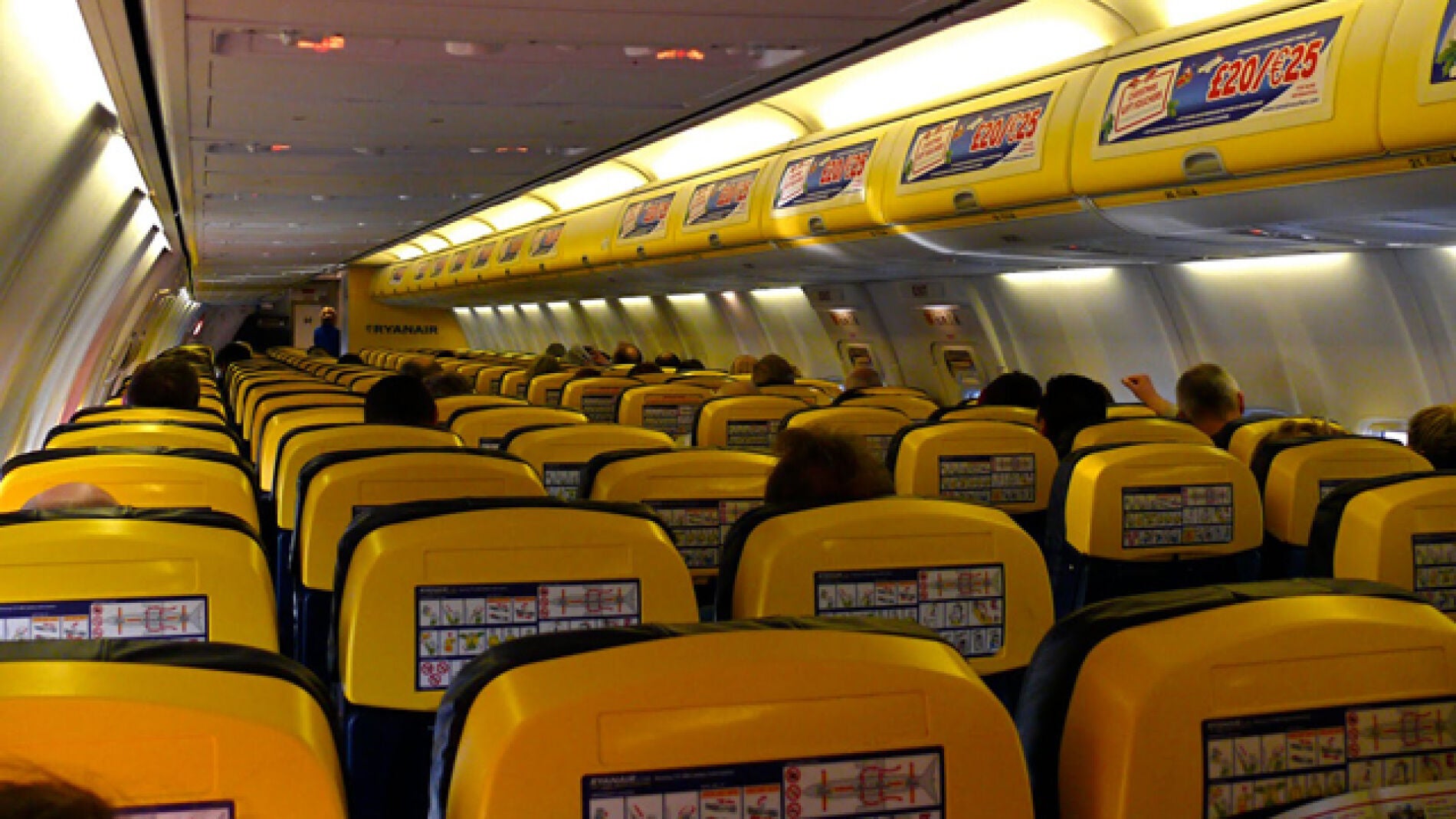 Interior de un avi&oacute;n de Ryanair