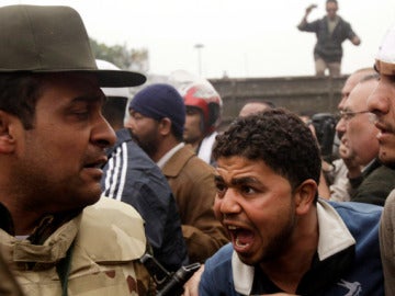 Manifestantes se encaran con el ejército egipcio