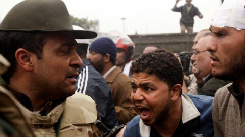 Manifestantes se encaran con el ej&eacute;rcito egipcio