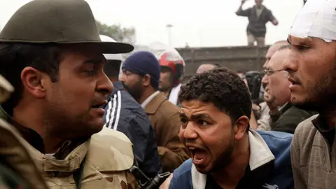 Manifestantes se encaran con el ejército egipcio Manifestantes se encaran con el ejército egipcio