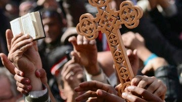 Manifestantes egipcios esperan en la plaza Tahrir