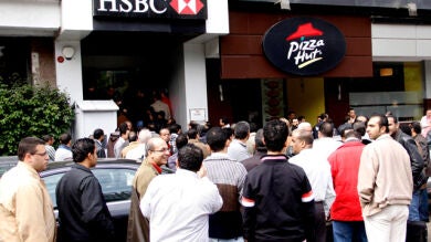 Largas colas ante los bancos de El Cairo depués de varíos días cerrados