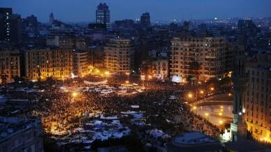 Los manifestantes impiden que el Ejército cerque la plaza Tahrir