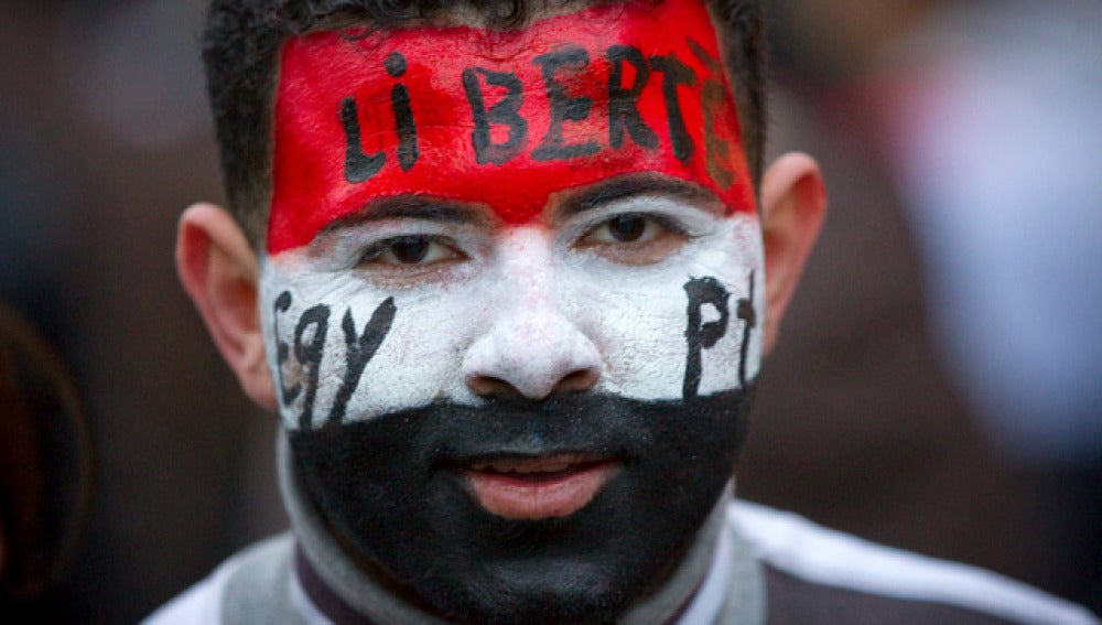 Activista pro-Mubarak con la cara pintada