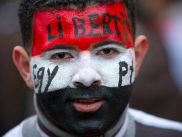 Activista pro-Mubarak con la cara pintada