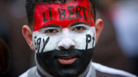 Activista pro-Mubarak con la cara pintada