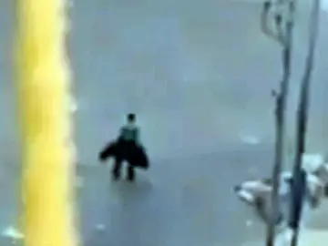 Agentes de Mubarak asesinan a un manifestante Agentes de Mubarak asesinan a un manifestante