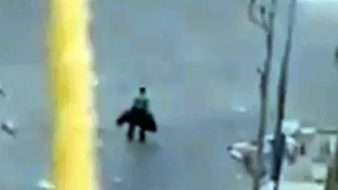 Agentes de Mubarak asesinan a un manifestante Agentes de Mubarak asesinan a un manifestante
