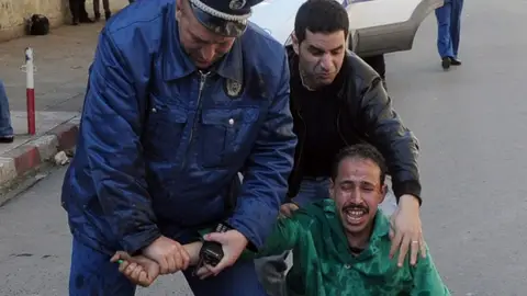 Un parado intenta prenderse fuego Un parado intenta prenderse fuego