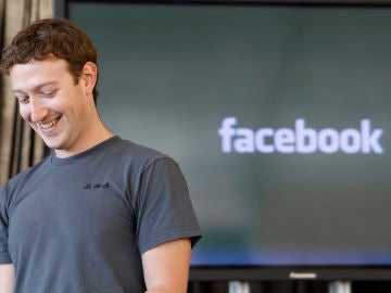 El fundador de Facebook, Mark Zuckerberg, sonríe durante una conferencia en San Francisco