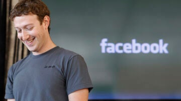 El fundador de Facebook, Mark Zuckerberg, sonríe durante una conferencia en San Francisco