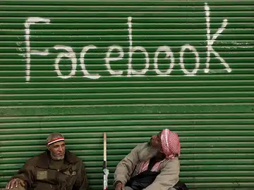 Dos manifestantes cerca de la plaza Tahrir Dos manifestantes cerca de la plaza Tahrir