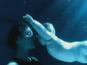 En la piscina con mamá En la piscina con mamá