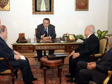 Mubarak junto a los miembros del nuevo gabinete Mubarak junto a los miembros del nuevo gabinete