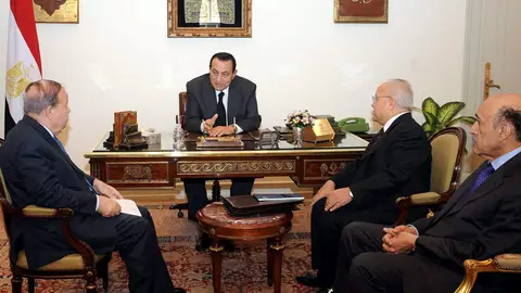 Mubarak junto a los miembros del nuevo gabinete Mubarak junto a los miembros del nuevo gabinete