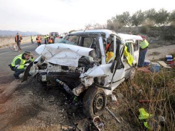Un guardia civil examina la furgoneta que colisionó hoy frontalmente