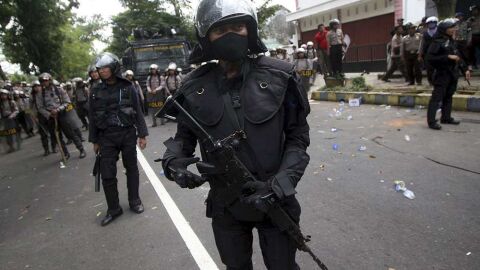 La polic&iacute;a indonesia vigila para evitar ataques a iglesias