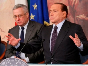 Silvio Berlusconi junto al Ministro de Economía