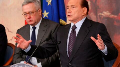 Silvio Berlusconi junto al Ministro de Econom&iacute;a