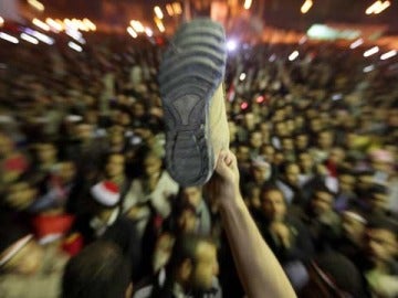Los manifestantes lanzan zapatos al aire en señal de protesta