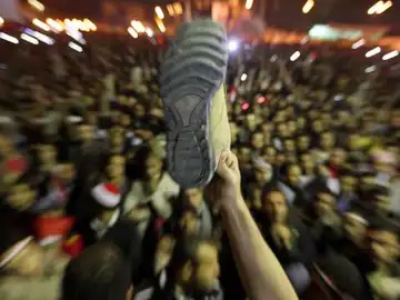 Los manifestantes lanzan zapatos al aire en señal de protesta Los manifestantes lanzan zapatos al aire en señal de protesta