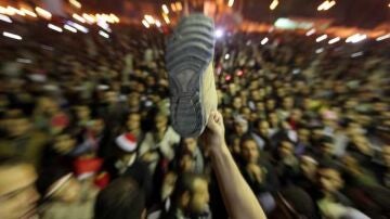 Los manifestantes lanzan zapatos al aire en señal de protesta