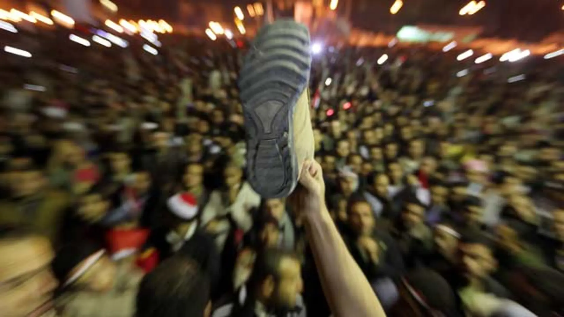 Los manifestantes lanzan zapatos al aire en señal de protesta Los manifestantes lanzan zapatos al aire en señal de protesta