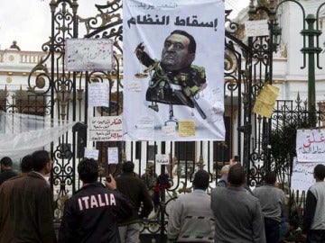 Manifestantes frente al Parlamento egipcio