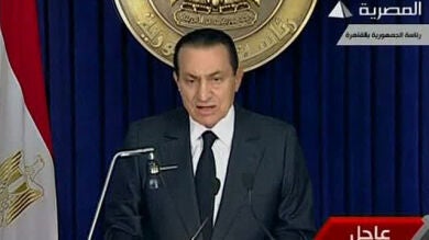 Mubarak no dimite y delega sus funciones en el vicepresidente Suleiman