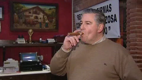 El due&ntilde;o del asador fumaba un puro antes del cierre de su local