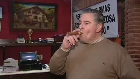 El dueño del asador fumaba un puro antes del cierre de su local El dueño del asador fumaba un puro antes del cierre de su local