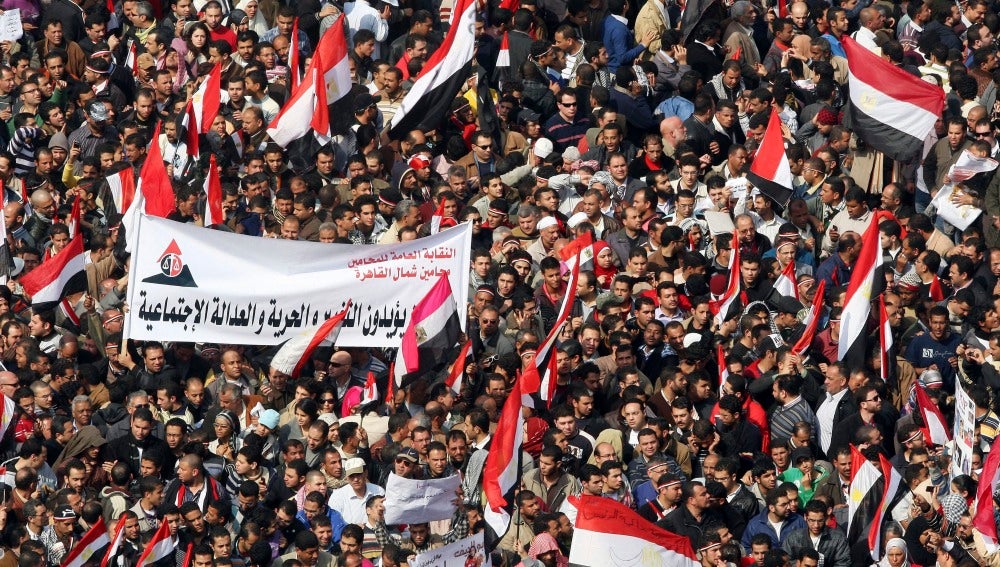 Multitud en Egipto celebra la salida de Mubarak