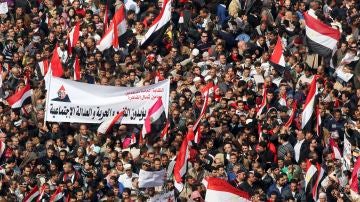 Multitud en Egipto celebra la salida de Mubarak