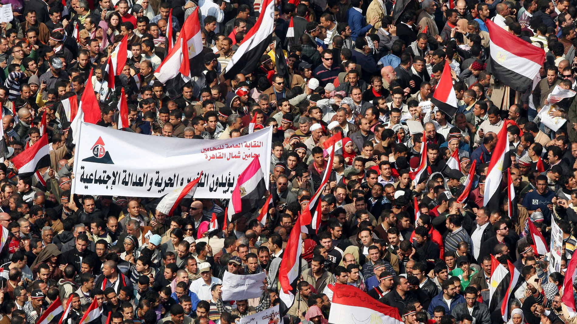Multitud en Egipto celebra la salida de Mubarak Multitud en Egipto celebra la salida de Mubarak