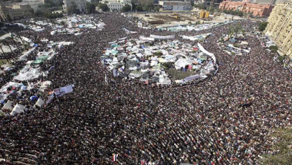 Vista general de la plaza de Tahrir, abarrotada
